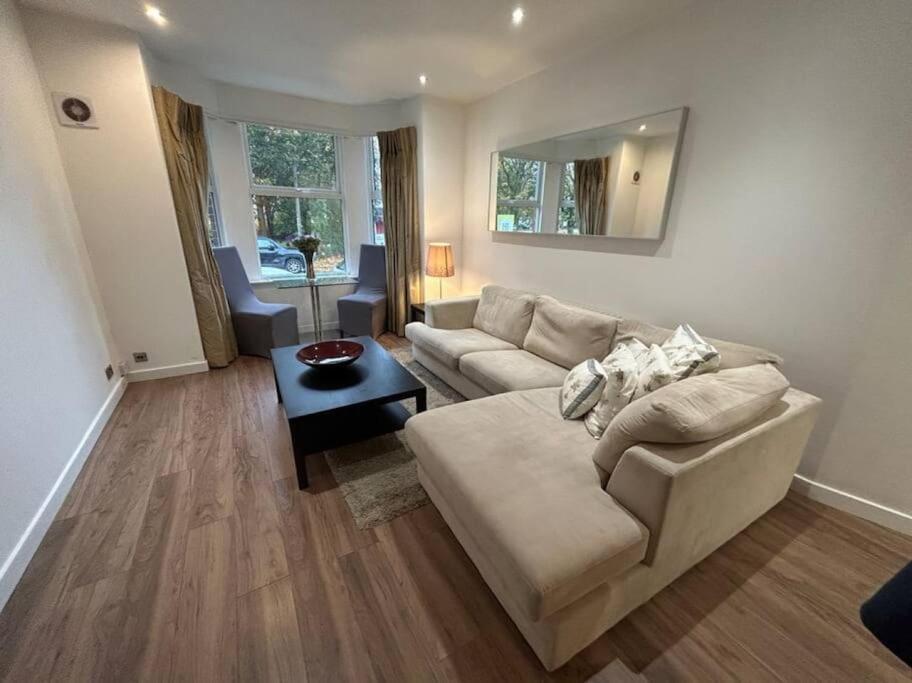 Spacious Central 2Bed Apartment Уилмслоу Экстерьер фото